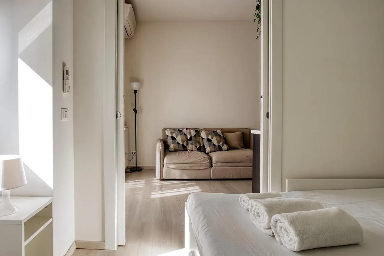 Joivy Vibrant 2Bed Apt With Balcony Milan Apartment
