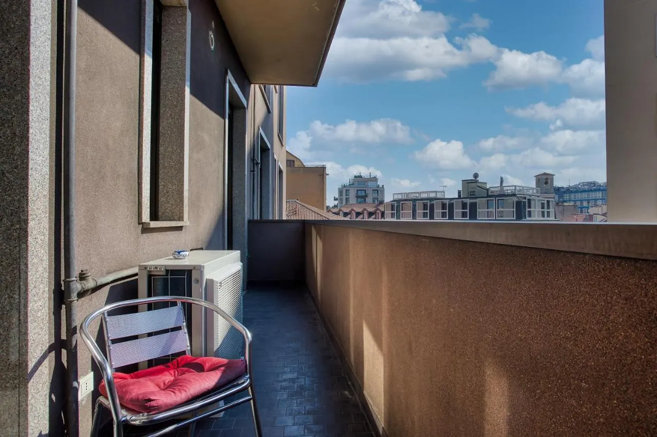 Joivy Vibrant 2Bed Apt With Balcony Milano 0*,  Italia
